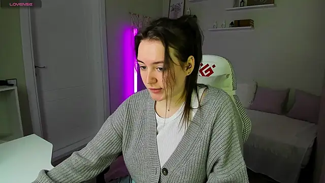 Snapshot of Laura_CollinsS chatting on 05-28-26, 01:25 Laura CollinsS online show from 05-28-26, 01:25