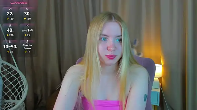 Snapshot of Linda__Bloom chatting on 06-15-26, 12:35 Linda Bloom online show from 06-15-26, 12:35