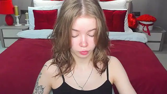 Snapshot of Violetta__Dreams chatting on 02-24-26, 04:43 Violetta Dreams online show from 02-24-26, 04:43