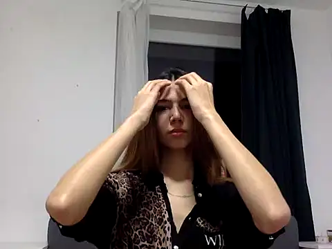 Snapshot of KiraVixenSweet chatting on 02-23-26, 07:33 KiraVixenSweet online show from 02-23-26, 07:33