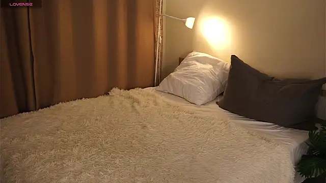 Snapshot of LuannStockbridge chatting on 02-25-26, 05:00 LuannStockbridge online show from 02-25-26, 05:00