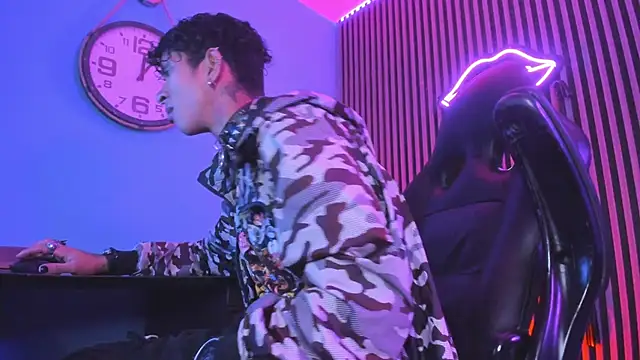 Snapshot of Maximoking26 chatting on 02-20-26, 04:09 Maximoking26 online show from 02-20-26, 04:09