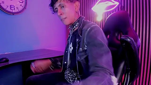 Snapshot of Maximoking26 chatting on 02-21-26, 04:35 Maximoking26 online show from 02-21-26, 04:35