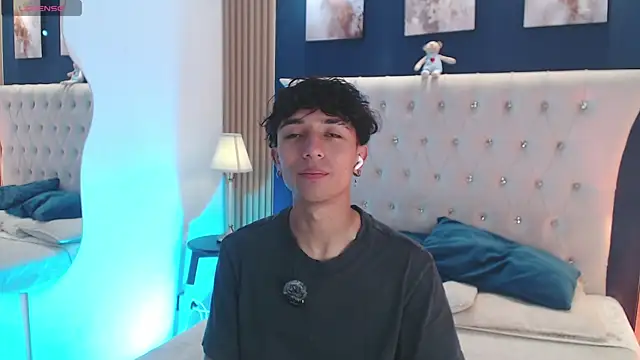 Snapshot of Aiden_Rivers_ chatting on 07-07-26, 01:04 Aiden Rivers online show from 07-07-26, 01:04