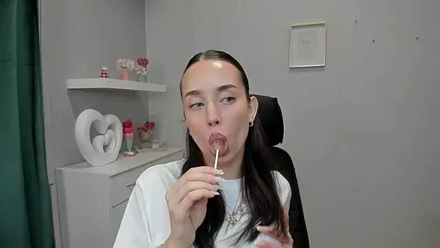 AdeleSolo online show from 04-15-26, 05:36