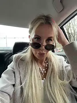 Snapshot of LisaMurr chatting on 04-30-26, 11:49 LisaMurr online show from 04-30-26, 11:49