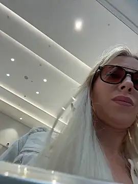 Snapshot of LisaMurr chatting on 05-13-26, 10:01 LisaMurr online show from 05-13-26, 10:01