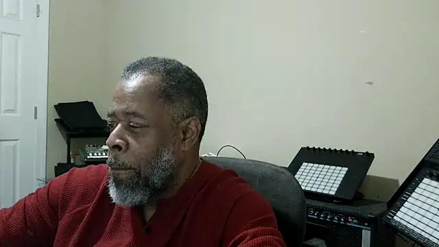 Snapshot of Cleozevo1961 chatting on 04-21-26, 04:34 Cleozevo1961 online show from 04-21-26, 04:34
