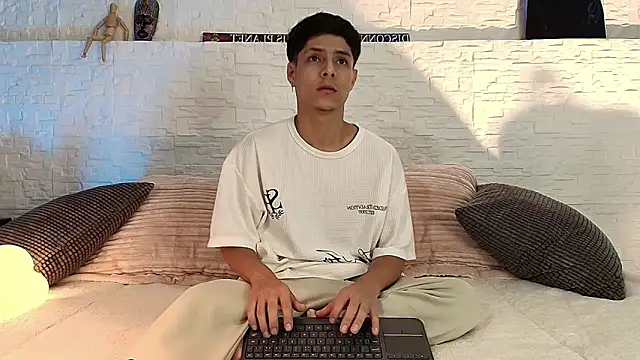 Eliassalvatore  online show from 04-23-26, 03:36