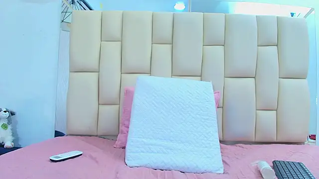 Snapshot of Lana_Sliim chatting on 02-26-26, 12:15 Lana Sliim online show from 02-26-26, 12:15