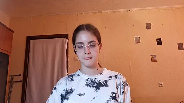 Snapshot of Katelemon chatting on 06-25-26, 10:20 Katelemon online show from 06-25-26, 10:20