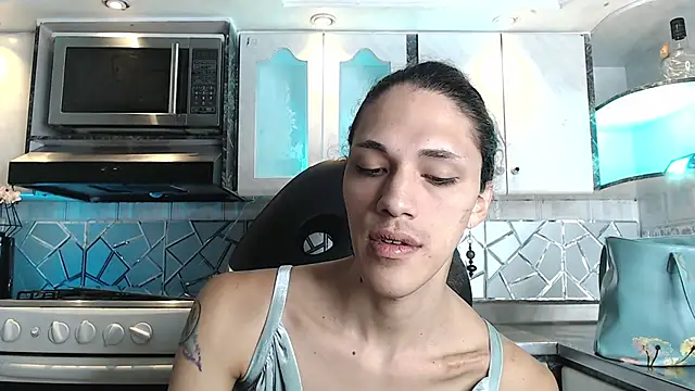 Snapshot of CrisOzzz chatting on 05-28-26, 05:21 CrisOzzz online show from 05-28-26, 05:21