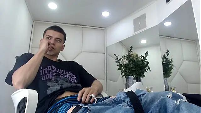 Snapshot of SanttiiBuck chatting on 02-27-26, 12:05 SanttiiBuck online show from 02-27-26, 12:05