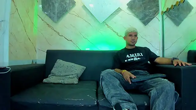 Snapshot of Latins_on_fire chatting on 02-26-26, 08:08 Latins on fire online show from 02-26-26, 08:08