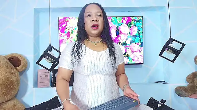 Snapshot of sharon_noa chatting on 05-27-26, 02:25 sharon noa online show from 05-27-26, 02:25