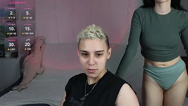 Snapshot of LuxuryLoverss chatting on 06-07-26, 03:05 LuxuryLoverss online show from 06-07-26, 03:05