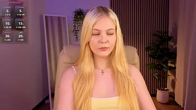 Snapshot of Elle_Funning chatting on 03-03-26, 08:42 Elle Funning online show from 03-03-26, 08:42