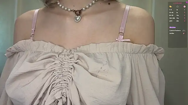 Snapshot of Carolini_i chatting on 07-17-26, 04:45 Carolini i online show from 07-17-26, 04:45