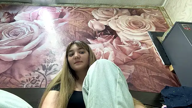 Snapshot of JanineThielman chatting on 06-27-26, 06:40 JanineThielman online show from 06-27-26, 06:40