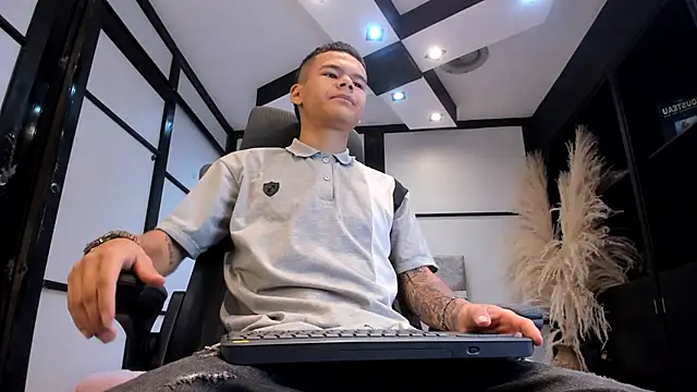 DylanRoyce  online show from 04-10-26, 12:32