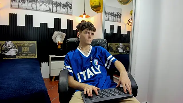 Snapshot of trevor_mob chatting on 06-17-26, 04:30 trevor mob online show from 06-17-26, 04:30
