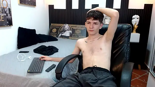 Snapshot of trevor_mob chatting on 06-19-26, 05:39 trevor mob online show from 06-19-26, 05:39