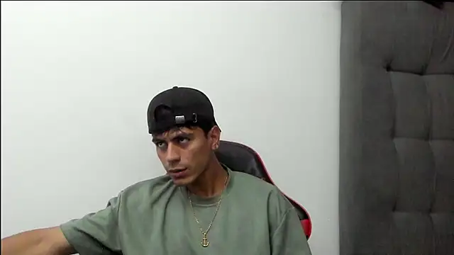 Snapshot of newblood-04 chatting on 03-01-26, 01:40 newblood-04 online show from 03-01-26, 01:40