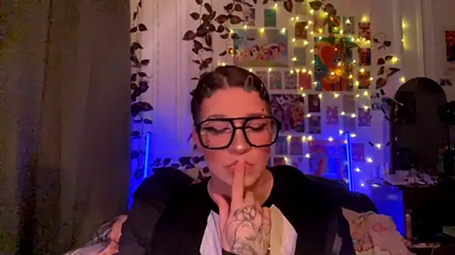 Snapshot of moonvampiq chatting on 02-26-26, 11:04 moonvampiq online show from 02-26-26, 11:04