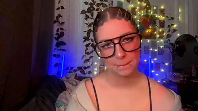 Snapshot of moonvampiq chatting on 03-01-26, 03:25 moonvampiq online show from 03-01-26, 03:25