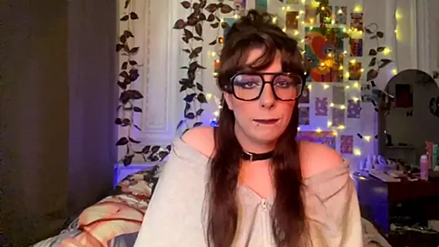 Snapshot of moonvampiq chatting on 03-04-26, 06:03 moonvampiq online show from 03-04-26, 06:03