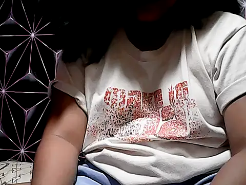 Snapshot of Flowerbebe chatting on 06-08-26, 01:11 Flowerbebe online show from 06-08-26, 01:11