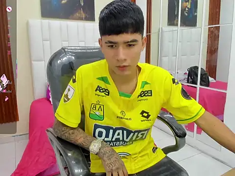 Snapshot of Thiago_collinss chatting on 04-25-26, 10:40 Thiago collinss online show from 04-25-26, 10:40