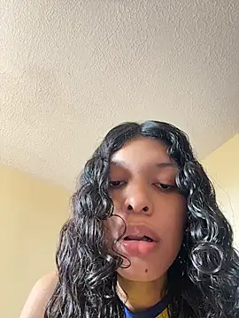 Snapshot of Sophiemoo_ chatting on 06-17-26, 03:35 Sophiemoo online show from 06-17-26, 03:35