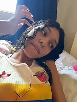 Snapshot of Sophiemoo_ chatting on 07-15-26, 03:50 Sophiemoo online show from 07-15-26, 03:50
