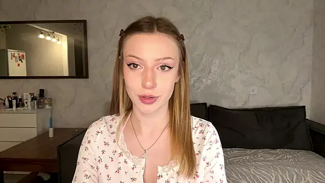 Snapshot of Rosalielue chatting on 06-20-26, 06:00 Rosalielue online show from 06-20-26, 06:00