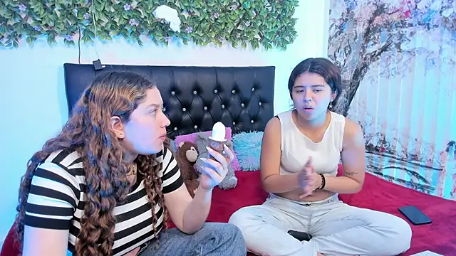 Snapshot of valeria_and_zoe chatting on 05-01-26, 06:34 valeria and zoe online show from 05-01-26, 06:34