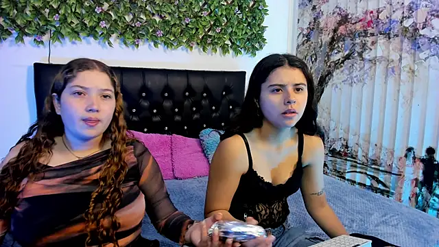 Snapshot of valeria_and_zoe chatting on 05-08-26, 02:11 valeria and zoe online show from 05-08-26, 02:11