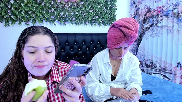 Snapshot of valeria_and_zoe chatting on 05-25-26, 02:12 valeria and zoe online show from 05-25-26, 02:12