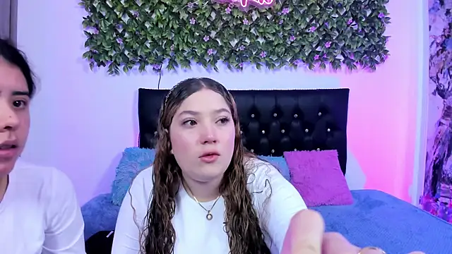 Snapshot of valeria_and_zoe chatting on 05-29-26, 02:04 valeria and zoe online show from 05-29-26, 02:04
