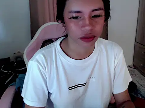 Snapshot of Maxinelove1 chatting on 06-29-26, 04:08 Maxinelove1 online show from 06-29-26, 04:08