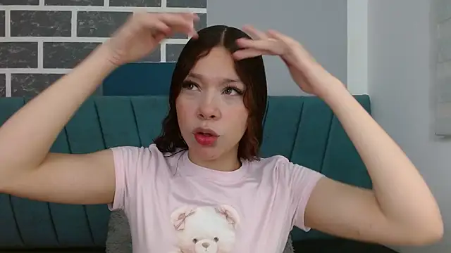 Snapshot of Sweet_kitty_05 chatting on 05-01-26, 11:42 Sweet kitty 05 online show from 05-01-26, 11:42