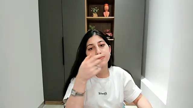 Snapshot of KatinaArds chatting on 03-02-26, 09:05 KatinaArds online show from 03-02-26, 09:05