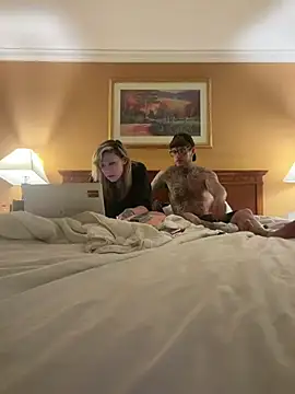 Snapshot of Darkcrowncouple chatting on 02-28-26, 01:45 Darkcrowncouple online show from 02-28-26, 01:45