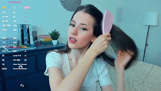 OdiIiaChavarria online show from 04-15-26, 01:07