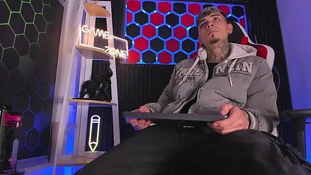 Max Hader  online show from 03-24-26, 03:33