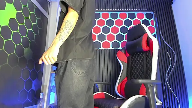 Max Hader  online show from 03-26-26, 03:01