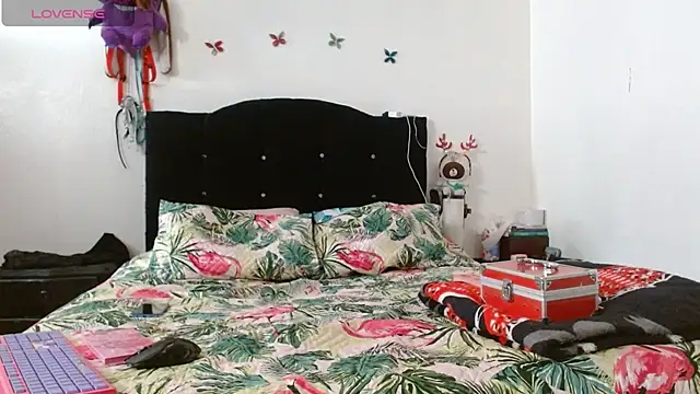 naomi unu online show from 06-19-26, 04:11