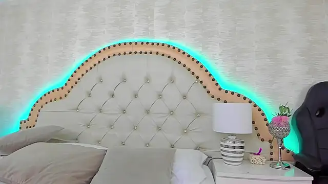 EllaEvanzz online show from 04-18-26, 01:26