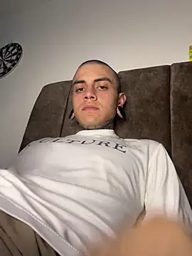 Snapshot of _valentinooo chatting on 03-20-26, 04:06 valentinooo online show from 03-20-26, 04:06