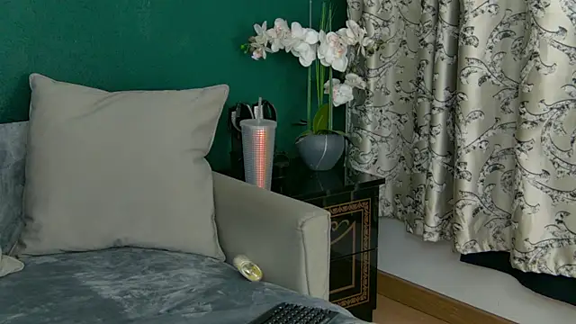 Snapshot of SkinnyNatty chatting on 06-24-26, 03:49 SkinnyNatty online show from 06-24-26, 03:49